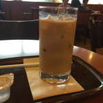 Cafe Veloce Hacchu Eki Dainibiru Ten - アイスカフェオレ、コーヒーと牛乳の割り具合がちょうどいいんだな^_^