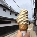 持田醤油店 - てっぺんの欠けたソフト