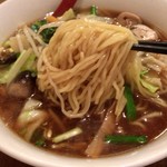 Hong Kong En - 醤油ラーメン 麺リフト