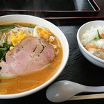 麺飯家龍門 - 味噌ラーメン中華丼セット。