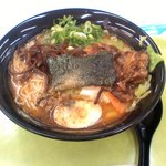 Umaka Ken Miyahara Sabisueria Noborisen Ten - メニューの中から宮原ラーメン８８０円を注文しました、豚ばら軟骨肉をとろとろになるまで煮込んだパイクー、野菜がトッピングされたラーメンです。