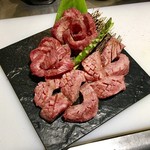 Sumibi Yakiniku Ushizaka - タン塩と厚切り上タン塩