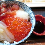 Heiseikan Shiosai Tei - 朝食バイキングでできる海鮮丼