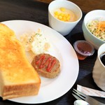 カフェアンドキッチン ドルフィン - 料理写真:ドリンク代のみのモーニング　これ全部で400円