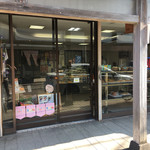 Liber Inoya - 昔ながらの雁木造の商店街にあるパン屋。
                        
                        富山も雪深いところではあるが、新潟も凄いからね。
                        
                        冬は雪避け、夏には情緒として活躍する雁木造。
                        
                        素晴らしい。