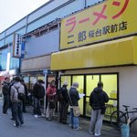 ラーメン二郎 - 夕方の開店前でこの行列・・・