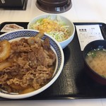 吉野家 - 牛丼大盛・Aセット（サラダ・味噌汁、６８０円）