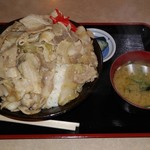 つるみ食堂 - 塩肉丼（大）、一口食べちゃいました…。