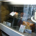 白川商店 - デコレーション前のカットケーキが並んでいます。