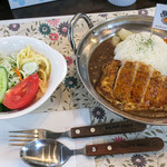 まんまる食堂 - 「糸島豚のトンテキカレー」（830円）。サラダがついてます。