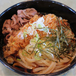 Udon Kan - 冷やしエビ天ぶっかけ 牛肉トッピング