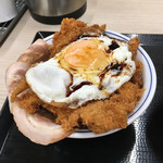 かつや - チャーシューエッグチキンカツ丼アップ