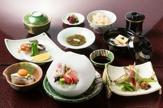 h Japanese Cuisine Takemura - 器の中に表現された季節感溢れる料理に舌鼓を