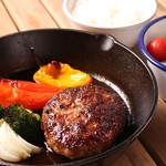 BBQ & Camping Kitchen "BlueTarp" - スキレットランチ 　赤ワインソースのハンバーグ