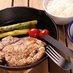 BBQ & Camping Kitchen "BlueTarp" - スキレットランチ 　ポークチョップのレモンバルサミコソース