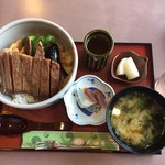 太田屋 - お味噌汁、お新香、梨。