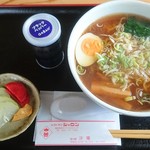 味の駅 沙瓏 - 特製さるなし醤油ラーメン。お新香付き。