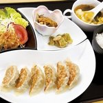 食事処 おいらせ - 料理写真:『おいらせ餃子定食』　お昼に餃子！臭いが消えやすいプレミアムにんにくを使用してるので大丈夫！