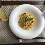 Y CAFE - 松茸のパスタはあっさり、松茸の風味もしっかりで美味！