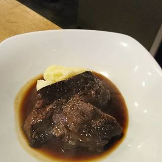 【招牌菜单】 红酒煮牛颊肉 (600日元)