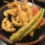 Nomidokoro Chi~en - 店長おすすめの串揚げ（レンコン、アスパラ、紅ショウガ、海老）※その他もございます。