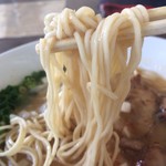 アナログ - 「トリソバ 味噌」「大盛り」麺リフト。麺は機械打ち角刃麺、わずかに縮れが入ってはいるが、ストレートの細麺と言って好いだろう。