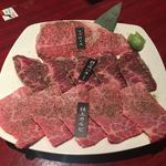 Hitachigyu Horumon Yakiniku Gensho - リブロース（100g、1900円）、特選ハラミ（100g、1900円）、特上カルビ（100g、2500円）