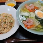 Juraku - ランチセット(890円)
      海老あんかけ麺 + ミニチャーハン