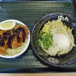 Hanamaru Udon Oura Kaido Ten - 温玉ぶっかけ(小)とミニロースカツ丼のセット 税込580円