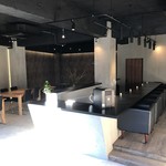 Cafe&Dining MONO - 店内風景。店舗中央にゆったりと座れるカウンター席があります。