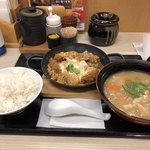 かつや - 鶏の煮込みとチキンカツの合い盛り定食