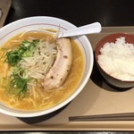 Gohan & Cafe Moment - 特選みそラーメン＝５８０円
                        半ライス＝９０円