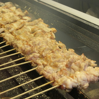 リピーターの多い自慢の焼き鳥！軽く炙るレア盛り合わせも♪