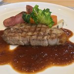 Cassis - 県産 豚肉ロースのグリル 冬根菜のロースト添え あめ色玉葱ソース