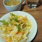 poca frere - 白菜のサラダ。ドレッシングおいしー。スープにも野菜。