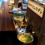 丸亀製麺 - 出汁サーバーから自分で入れます