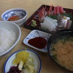 Uonao Tei - 刺身定食 1550円の全貌。小鉢、漬物、味噌汁はしょっぱめ。まぁそれも良しとするかどうか笑 地元の方々が昼から飲んでいて羨ましい、混ざりたい。