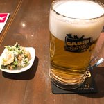 大衆酒場ガブリ - 生ビール、お通しはほうれん草の白和え。先におっぱじめました。