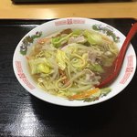 マルマ食堂 - 甘いお出汁で、かまぼことナルト、じゃこ天が入っています。