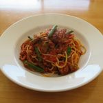 Ecco di piu - 豚挽肉とゴボウとインゲンのトマトソースパスタ