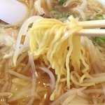 Furano Ramen Hanamichi - この麺、トロミは絡みます(*^^*)具材は…もやし、白菜、キャベツ、玉ねぎ、人参、キクラゲ、椎茸、ニラ、そして…豚バラ肉…