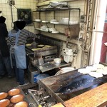 三笠屋 - 焼いてくれてます