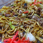 Yakisoba Marutomi - 目玉焼きの下の麺アップ