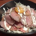 Sumiyaki Bistro Raku - 和牛ローストビーフ丼（1,000円）量が多くて柔らかい肉です