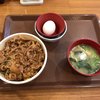 Sukiya Keisei Ookubo Eki Mae Ten - わかりにくいが牛肉の下は
                豆腐とサラダです