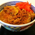 Yoshinoya Okubashidori Saranuma Ten - 牛丼並に生たまごを掛けたところ。