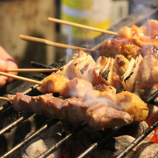 播州百日どりを使用。備長炭で焼き上げる拘りが詰まった串焼き。