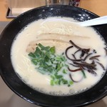 Gohan & Cafe Moment - ３９０円の豚骨ラーメン