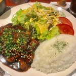 Sakaba Shokudo Tonteki Nakano Sakau - ワンプレートで提供されるお肉とサラダとご飯