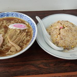 生駒軒 - ラーメン・半チャーハン（750円）